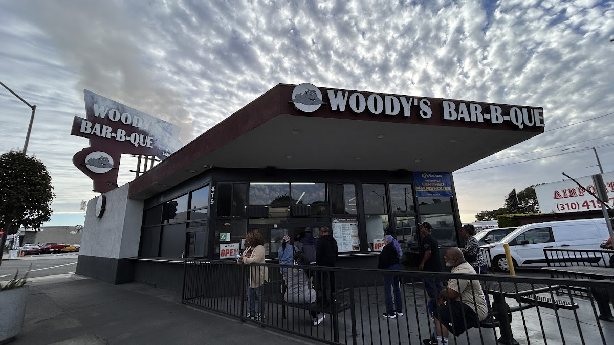 Woody's Bar-B-Que logo