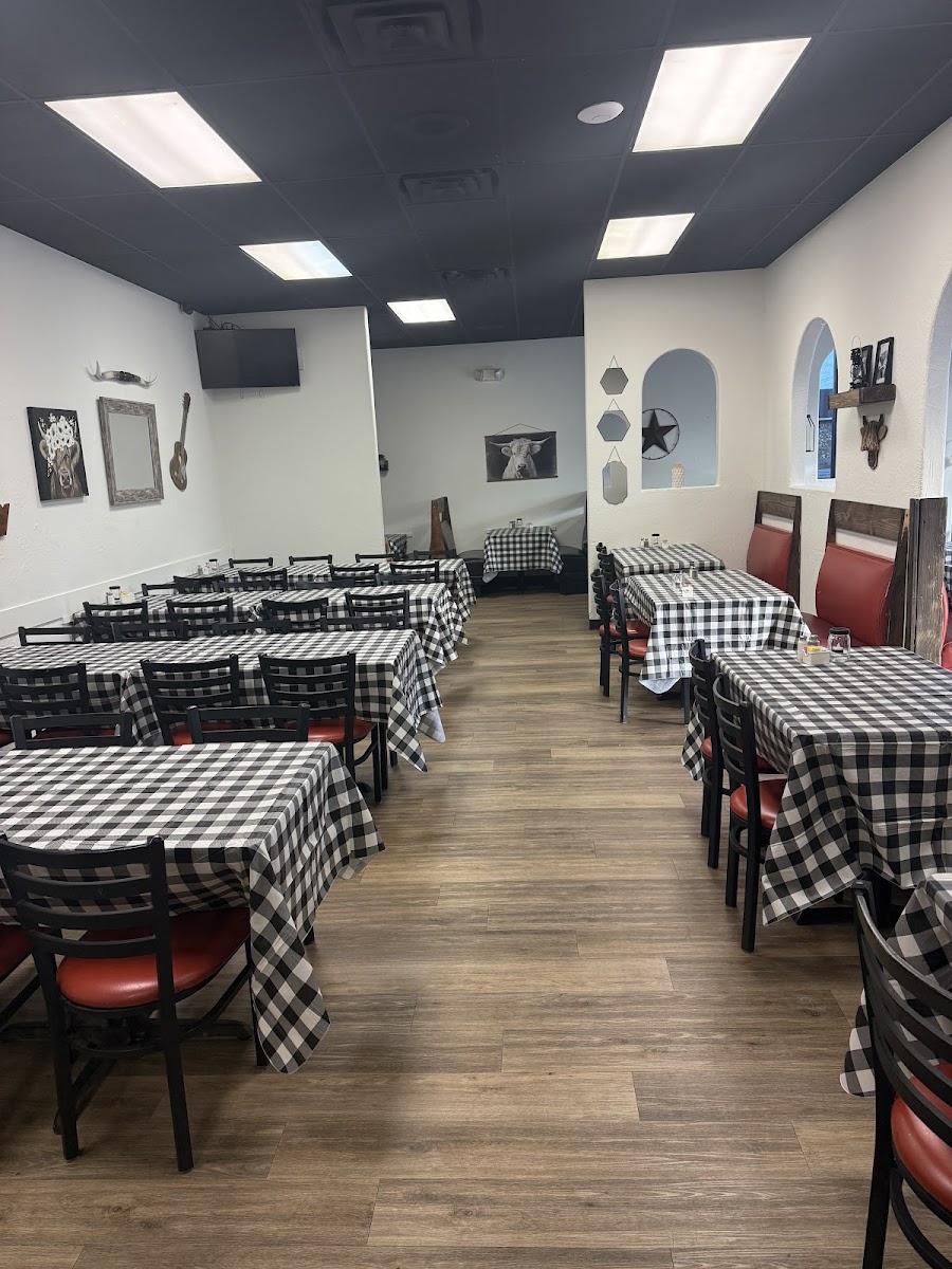 Papas BBQ & Steakhouse Interior Photo - Papas BBQ & Steakhouse BBQ in Gentry, AR