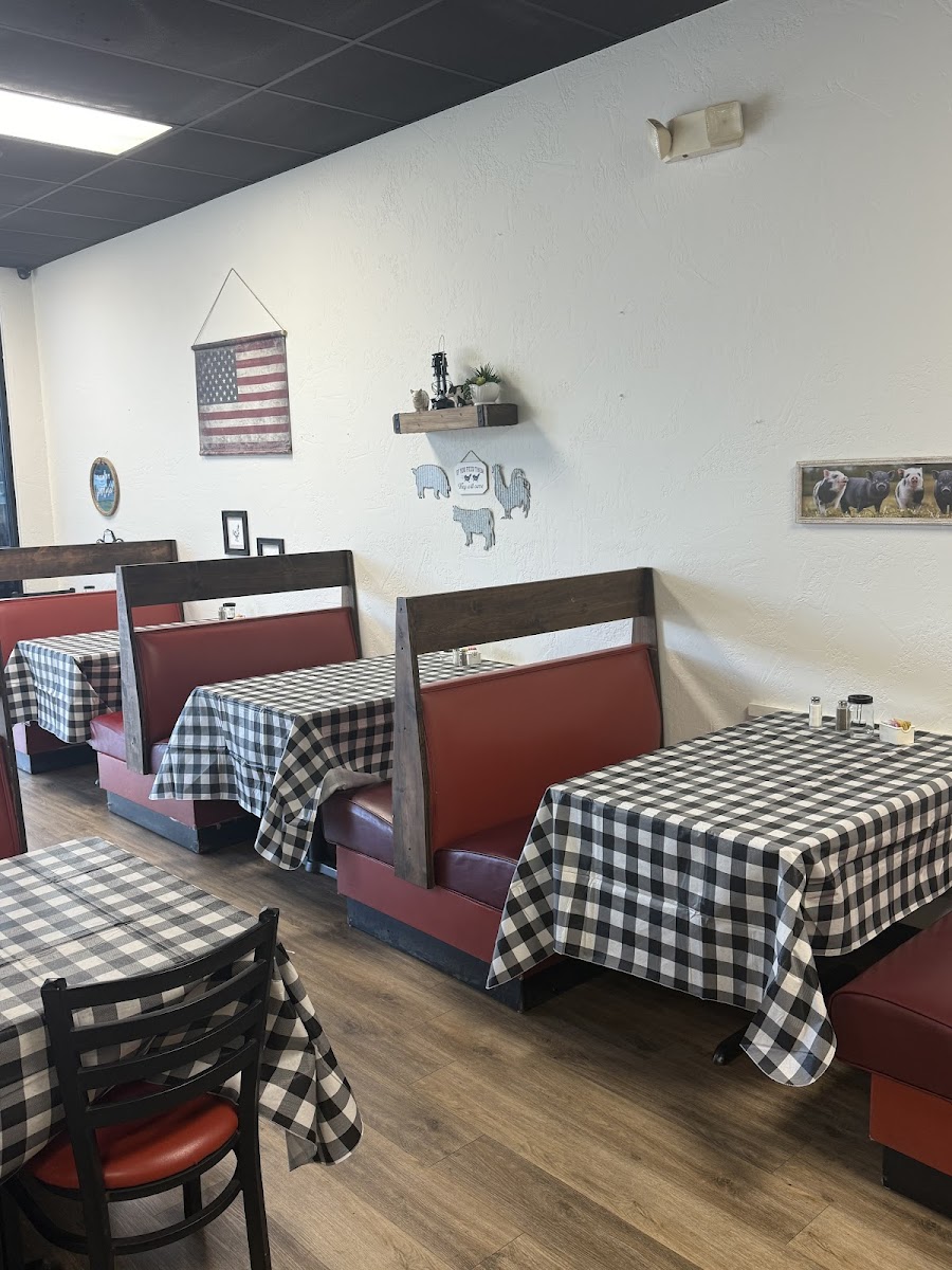 Papas BBQ & Steakhouse Interior Photo - Papas BBQ & Steakhouse BBQ in Gentry, AR
